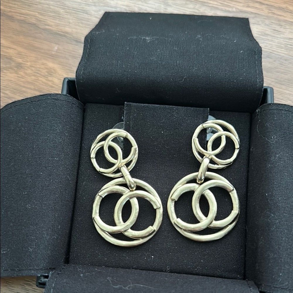 CHANEL Elegant Gold Interlocking Earrings